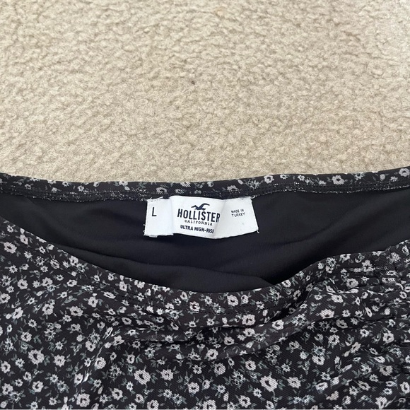 🌴Hollister Black with White and Green Flower Cinch Side Mini Skirt Size Large - Picture 3 of 8